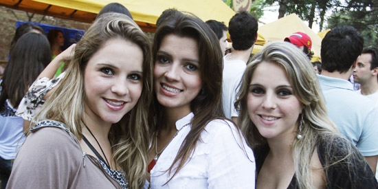 Paula Alvarenga, Luciana Vilella e Flávia Alvarenga em festa na cidade